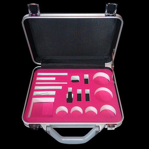 Intérieur de valise en mousse blanche et carton rose